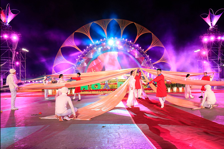 Cảnh diễn tái hiện lụa tơ tằm tại đêm khai mạc Festival Hoa Đà Lạt lần thứ VII