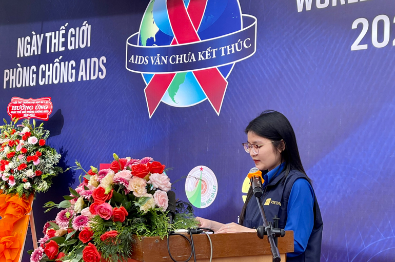 Sinh viên Hoàng Ngọc Loan đại diện cho hơn 10 ngàn sinh viên Trường Đại học Đà Lạt phát biểu hưởng ứng Ngày Thế giới phòng chống AIDS