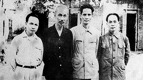 Chủ tịch Hồ Chí Minh và các đồng chí Trường Chinh, Phạm Văn Đồng, Võ Nguyên Giáp sau phiên họp Hội đồng Chính phủ tại đèo De, xã Tân Trào, huyện Sơn Dương, tỉnh Tuyên Quang (năm 1950). Ảnh Tư liệu
