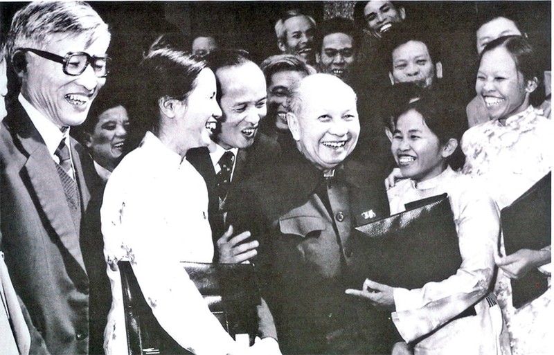 Đồng chí Trường Chinh với các đại biểu tỉnh Bến Tre và thành phố Hồ Chí Minh dự Đại hội VI của Đảng (tháng 12, năm 1986). Ảnh | TL
