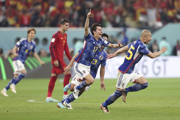 Thắng sốc Tây Ban Nha, Nhật Bản vào vòng 1/8 với ngôi đầu bảng
