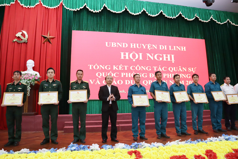 Ông Trần Đức Công - Chủ tịch UBND huyện Di Linh tặng giấy khen cho các cá nhân tiêu biểu
