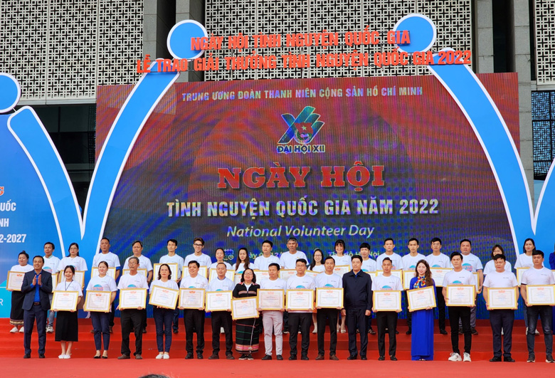 Trao Bằng khen cho các tập thể có thành tích xuất sắc trong hoạt động tình nguyện vì cộng đồng năm 2022 khu vực 5 tỉnh Tây Nguyên