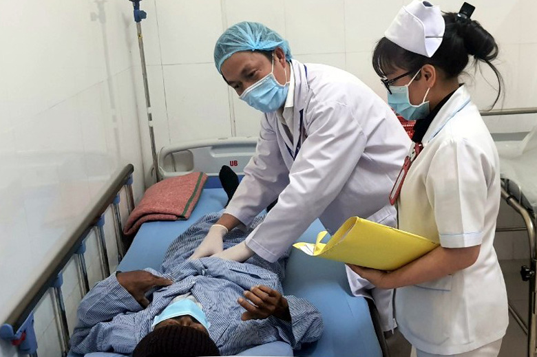 Bác sĩ thăm, khám cho bệnh nhân đang điều trị tại Khoa Ung bướu, BVĐK Lâm Đồng