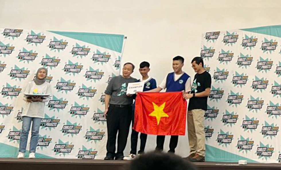  Đoàn tỉnh Lâm Đồng lên bục nhận các giải của Cuộc thi
