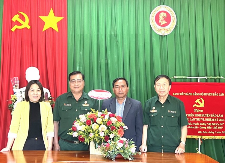 Tặng hoa chúc mừng kỷ niệm Ngày thành lập Hội CCB Việt Nam