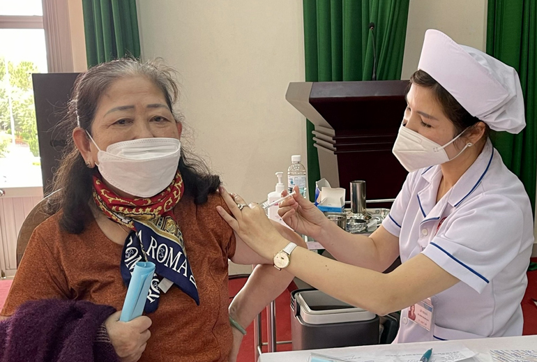 Tiêm vắc xin phòng Covid-19 mũi 4 tại Bệnh viện Đa khoa Lâm Đồng