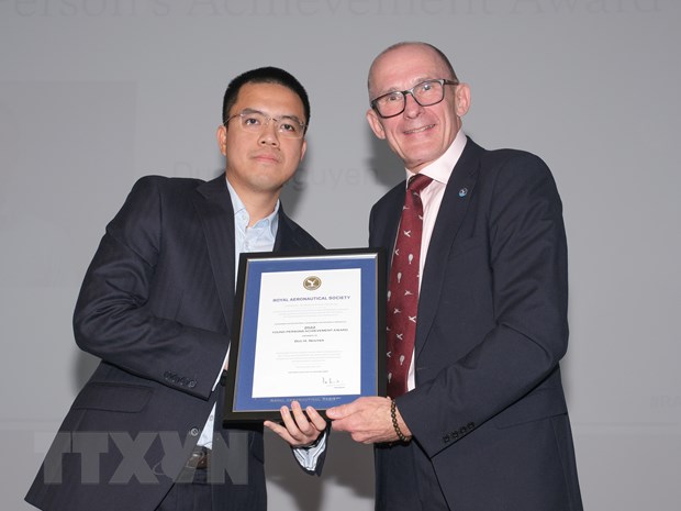 Tiến sỹ Nguyễn Huyền Đức và Chủ tịch RAeS tại Lễ trao giải thưởng ở London
