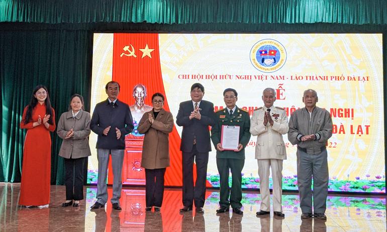 Chủ tịch Hội Hữu nghị Việt Nam - Lào tỉnh Nguyễn Bạn trao quyết định thành lập Chi hội Hội Hữu nghị Việt Nam - Lào TP Đà Lạt