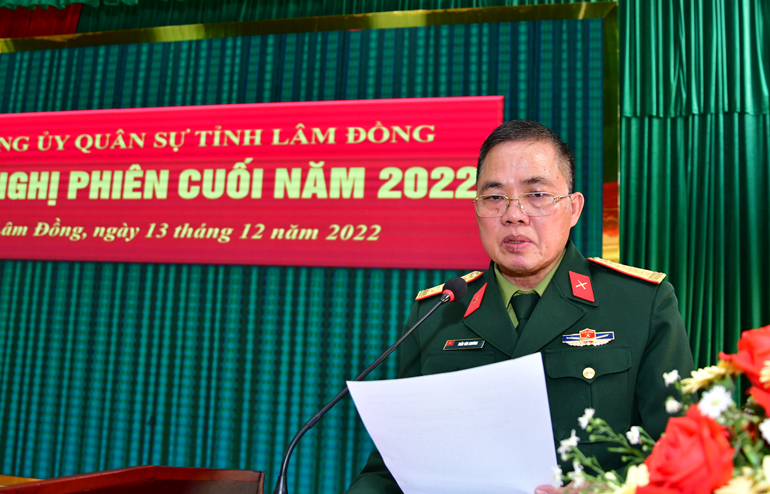 Đại tá Trần Văn Khương - Chính uỷ Bộ Chỉ huy Quân sự tỉnh báo cáo tại Hội nghị