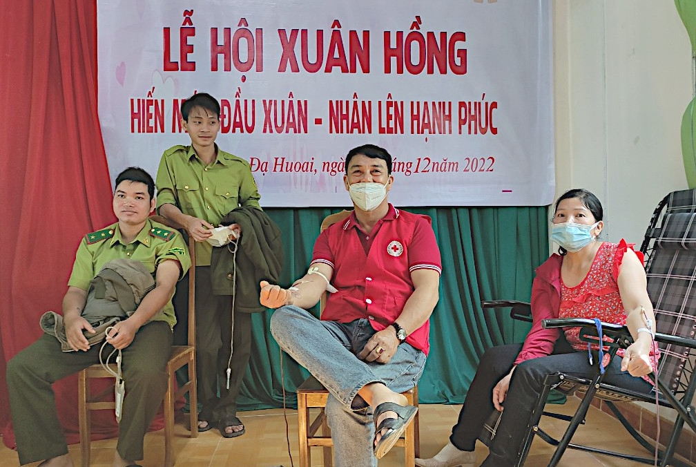 Những tình nguyện viên tham gia hiến máu tại huyện Đạ Huoai