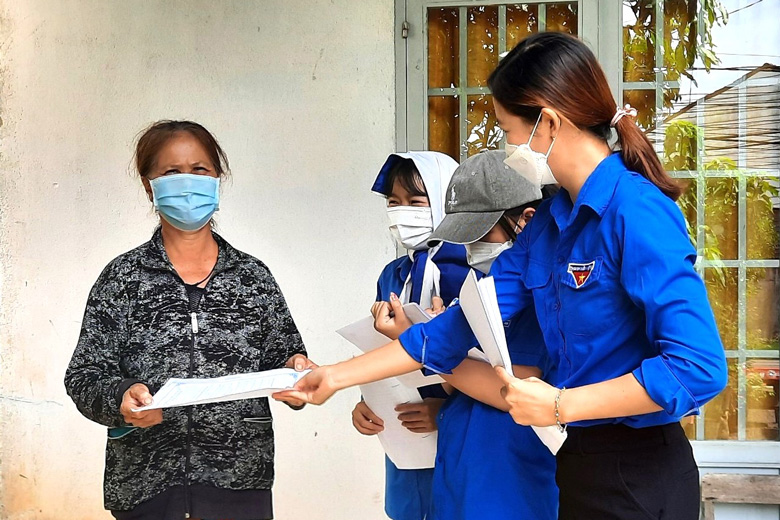 Đoàn viên, thanh niên tuyên truyền các biện pháp phòng chống sốt xuất huyết đến người dân