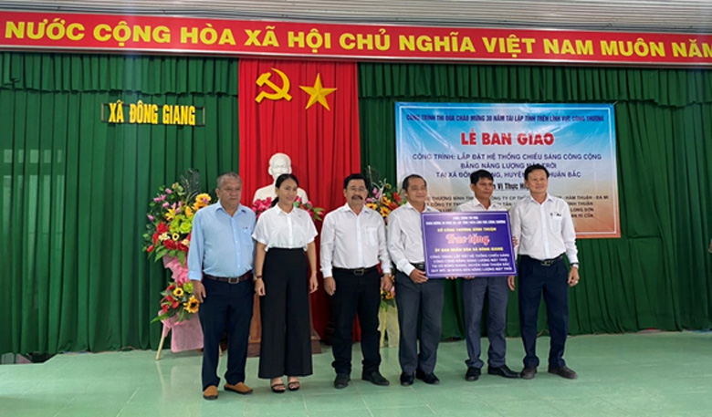 Ông Diệp Chí Hiếu - Chủ tịch Công đoàn Công ty ĐHĐ (bìa trái) tham gia bàn giao hệ thống chiếu sáng công cộng sử dụng năng lượng mặt trời tại xã Đông Giang, huyện Hàm Thuận Bắc, tỉnh Bình Thuận