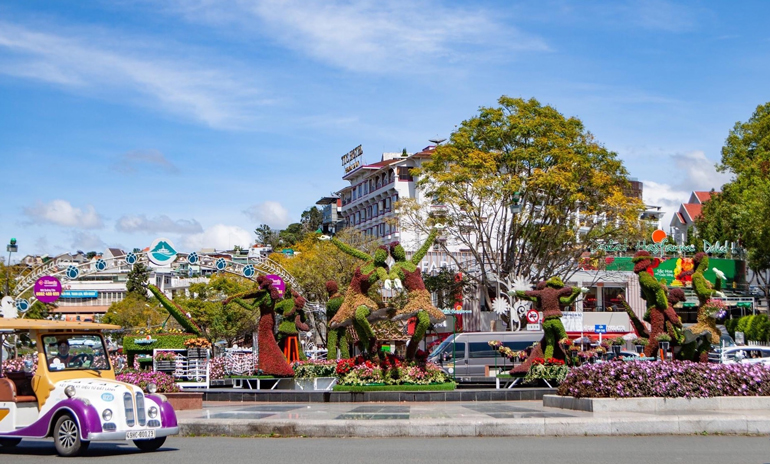 Các đơn vị, doanh nghiệp đầu tư các công trình hoa, tiểu cảnh công phu cũng là điểm check in cho du khách