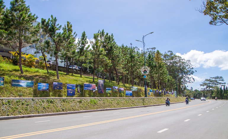 Đường phố, cảnh quan TP Đà Lạt được trang hoàng nghệ thuật và tinh tế để chuẩn bị cho giờ khai mạc