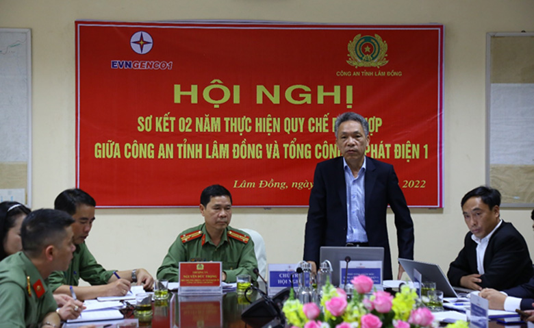 Ông Nguyễn Tiến Chương - Phó tổng giám đốc EVNGENCO1 cám ơn lãnh đạo và cán bộ chiến sĩ Công an tỉnh Lâm Đồng đã hỗ trợ đảm bảo giữ vững ANTT trên địa bàn hoạt động của các công ty thuỷ điện thuộc EVNGENCO1