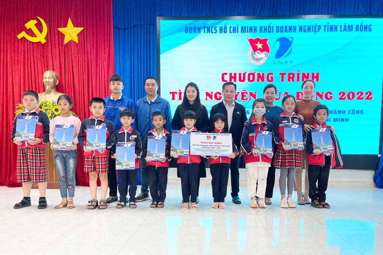 Đoàn Khối doanh nghiệp trao học bổng học sinh nghèo tại huyện Đơn Dương