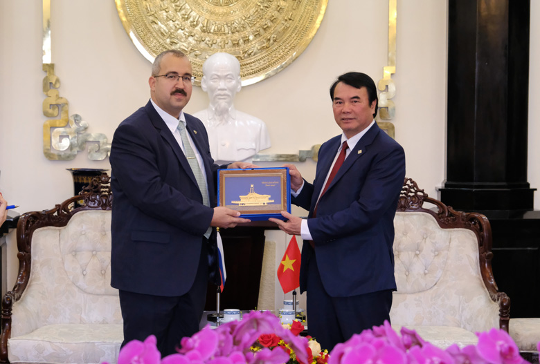 Thay mặt lãnh đạo tỉnh, đồng chí Phạm S tặng quà và cảm ơn sự quan tâm của Tổng lãnh sự Nga tại TP Hồ Chí Minh đối với Lâm Đồng