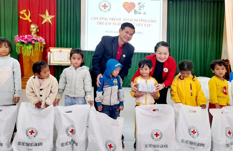 Chủ tịch Hội Chữ thập đỏ Việt Nam tặng sữa cho trẻ em xã Lát