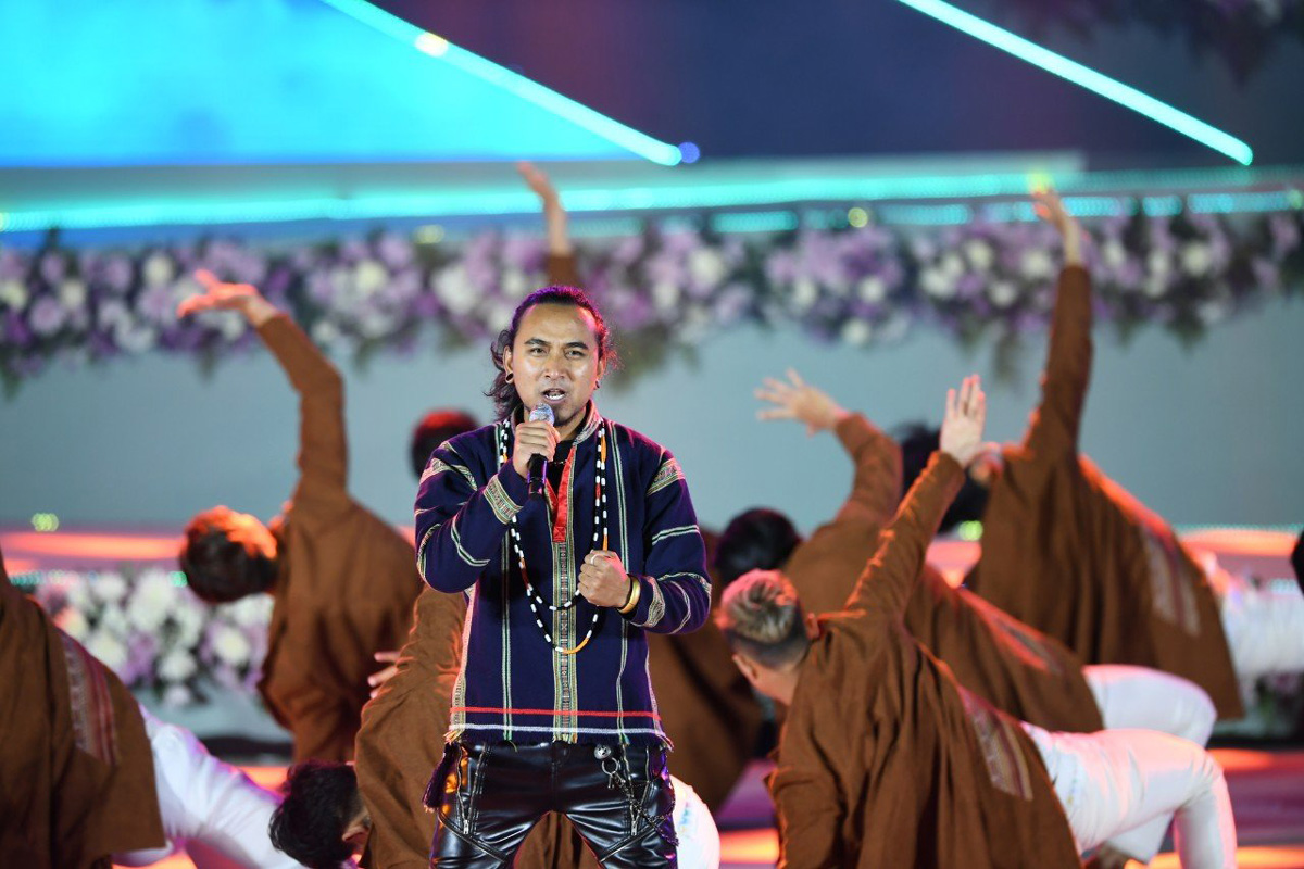 Ca sỹ Đoát Đagout thể hiện ca khúc “Nồng nàn cao nguyên”, một sáng tác của người con Lang Biang Krajan Dick