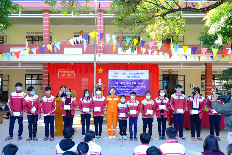 Đại diện Điện lực Di Linh trao tặng học bổng cho các em học sinh