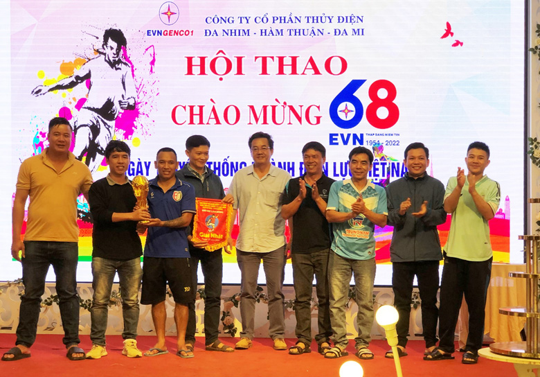 Ông Đặng Văn Cường - Tổng giám đốc Công ty ĐHĐ trao cờ lưu niệm và cúp vô địch cho đội bóng của Nhà máy Thuỷ điện Đồng Nai 2
