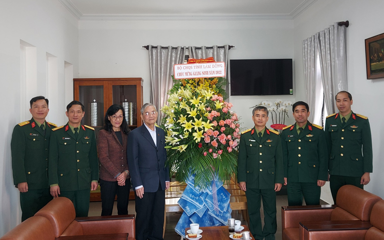 Đoàn của Bộ CHQS tỉnh tặng hoa chúc mừng Lễ Giáng sinh tại Nhà thờ Tin lành (thành phố Đà Lạt)