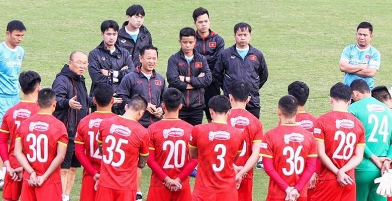  HLV Park Hang-seo cùng các cầu thủ đội tuyển Việt Nam trong một buổi tập trước khi vào AFF Cup 2022. Ảnh: Internet