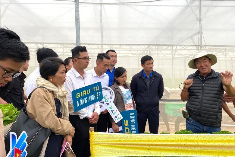 Các đại biểu tham quan Mô hình Nông nghiệp CNC tại Công ty TNHH SXTM Nông sản Phong Thúy (huyện Đức Trọng)