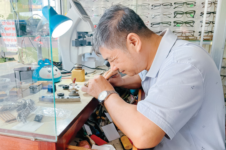 Thợ sửa đồng hồ tỉ mẩn, cặm cụi với từng chi tiết ở thị trấn Di Linh