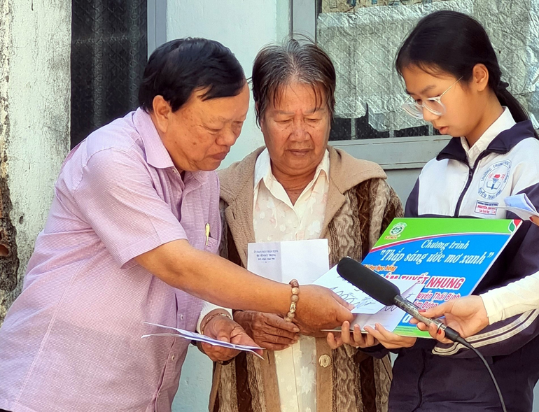 Ông Nguyễn Văn Lực – Chủ tịch Hội Bảo trợ Bệnh nhân nghèo –Người tàn tật và Trẻ mồ côi Lâm Đồng trao học bổng Chương trình Thắp Sáng Ước Mơ Xanh cho 3 học sinh ở Đức Trọng