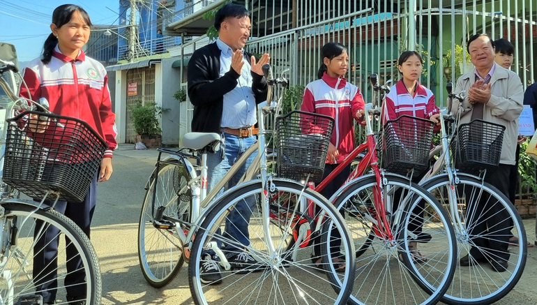 Chương trình trao tặng xe đạp cho học sinh nghèo Trường THCS Nguyễn Trãi (Đức Trọng)