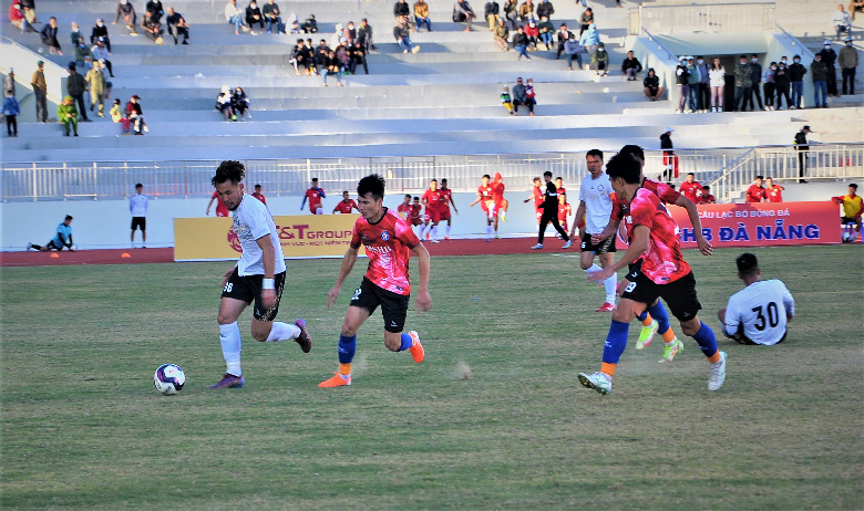 Một pha tranh bóng trong trận đội Khánh Hòa (áo đỏ) gặp đội SHB Đà Nẵng (áo trắng)
