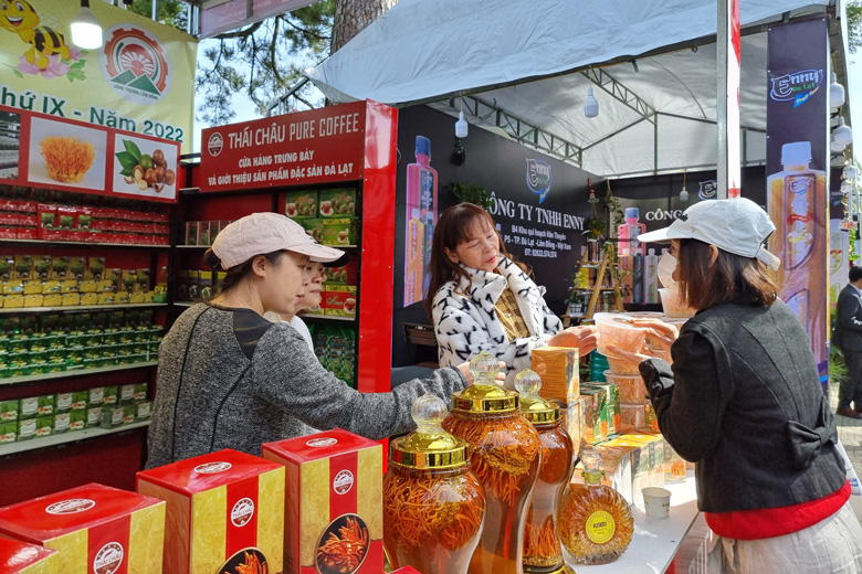 Người dân và du khách mua sắm tại phố trà, cà phê, rượu vang và đặc sản Đà Lạt – Lâm Đồng