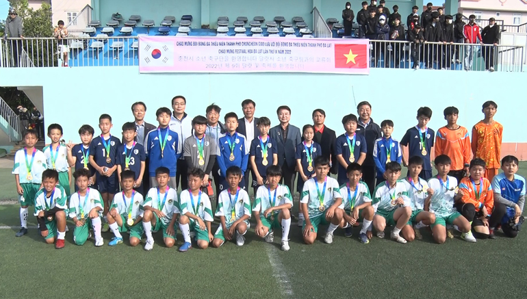 Lãnh đạo 2 thành phố Đà Lạt và Chuncheon – Hàn Quốc cùng các thành viên của 2 đội bóng thiếu niên trong trận giao hữu 