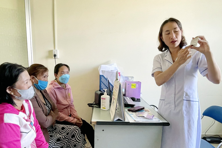 Y sỹ Bùi Thị Minh hướng dẫn chị em cách sử dụng thuốc viên tránh thai