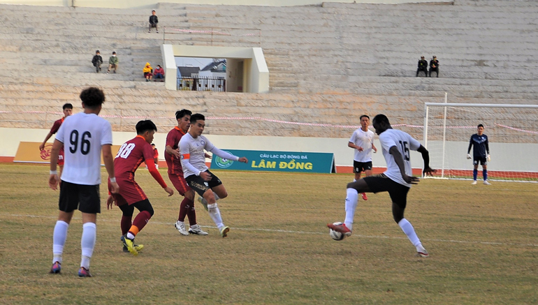 Một pha đi bóng của cầu thủ Khánh Hòa (áo trắng) trước cầu môn của đội TopenLand Bình Định