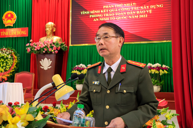 Đại tá Nguyễn Quang Thống - Phó Giám đốc Công an tỉnh báo cáo tóm tắt kết quả thực hiện Phong trào Toàn dân bảo vệ an ninh Tổ quốc năm 2022