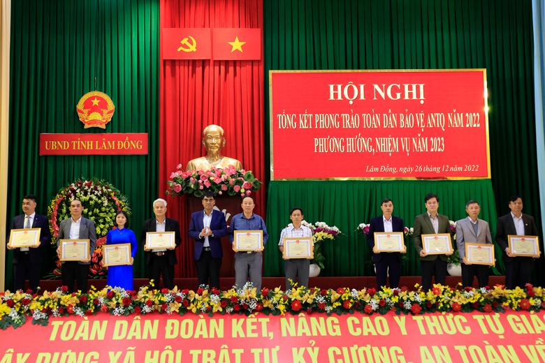 Đại diện Ủy ban MTTQ Việt Nam tỉnh trao bằng khen của UBND tỉnh cho các tập thể, cá nhân đạt thành tích cao trong phong trào