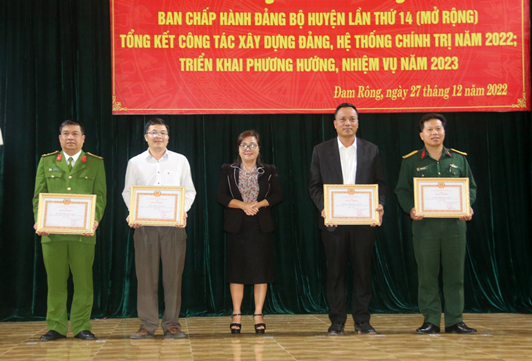 Đồng chí Đa Cát K’ Hương – Phó Bí thư Thường trực Huyện ủy tặng giấy khen cho các tổ chức cơ sở Đảng hoàn thành xuất sắc nhiệm vụ