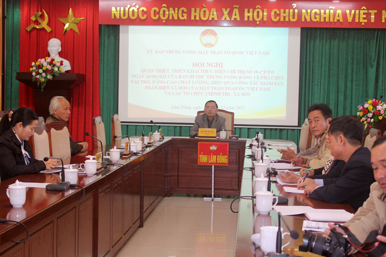 Các đại biểu tham dự hội nghị tại điểm cầu trực tuyến Ủy ban MTTQ Việt Nam tỉnh Lâm Đồng