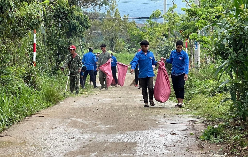 Đoàn Thanh niên xã Rô Men ra quân “Ngày chủ nhật xanh”, thu gom rác thải, bảo vệ môi trường