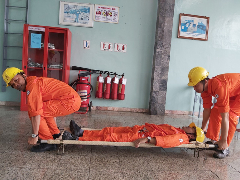 Diễn tập cứu hộ nạn nhân bị tai nạn lao động tại Nhà máy thuỷ điện Đa Nhim