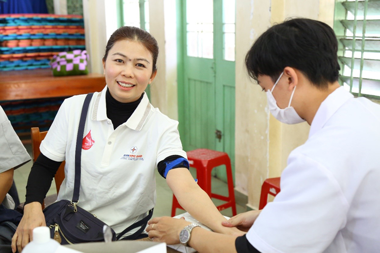 Chị Hồ Thị Bình đang làm thủ tục xét nghiệm máu trước khi hiến máu