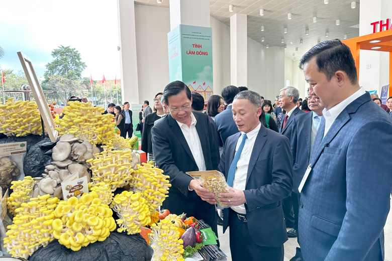 Chủ tịch UBND TP Hồ Chí Minh Phan Văn Mãi và Chủ tịch UBND tỉnh Lâm Đồng Trần Văn Hiệp thăm quan các gian hàng trưng bày các sản phẩm tiêu biểu của các địa phương