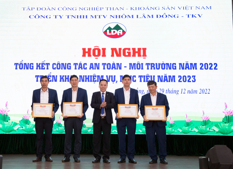 Ông Tường Thế Hà – Phó Giám đốc Công ty Nhôm Lâm Đồng trao giấy khen cho các phân xưởng có thành tích xuất sắc trong công tác an toàn – môi trường năm 2022