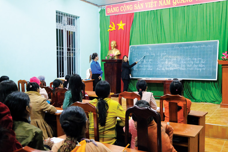 Lớp học xóa mù chữ tại thôn N’Tôl, xã Đạ Tông, huyện Đam Rông do những đội viên Đội TTTTN đứng lớp