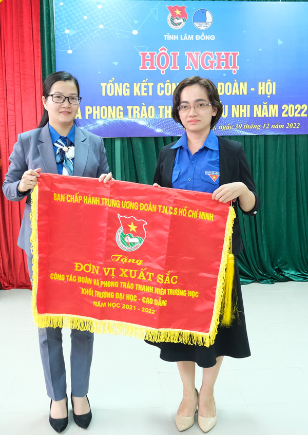 Tặng Cờ thi đua của Ban Chấp hành Trung ương Đoàn cho Đoàn Trường Cao đẳng Y tế Lâm Đồng