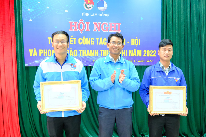 Ban thư ký Ủy ban Hội LHTN Việt Nam tỉnh tặng Bằng khen cho đại diện các tập thể đạt thành tích xuất sắc trong công tác Hội và phong trào thanh niên năm 2022