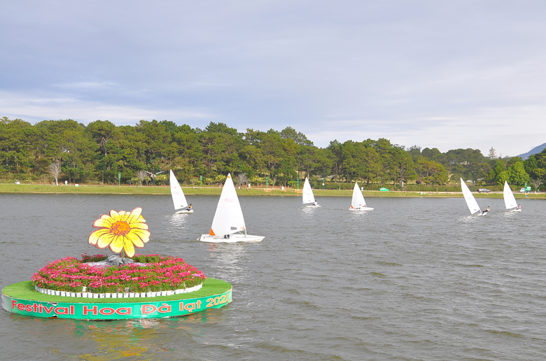 Đà Lạt: Thi đấu ván chèo đứng và biểu diễn thuyền buồm trên hồ Xuân Hương